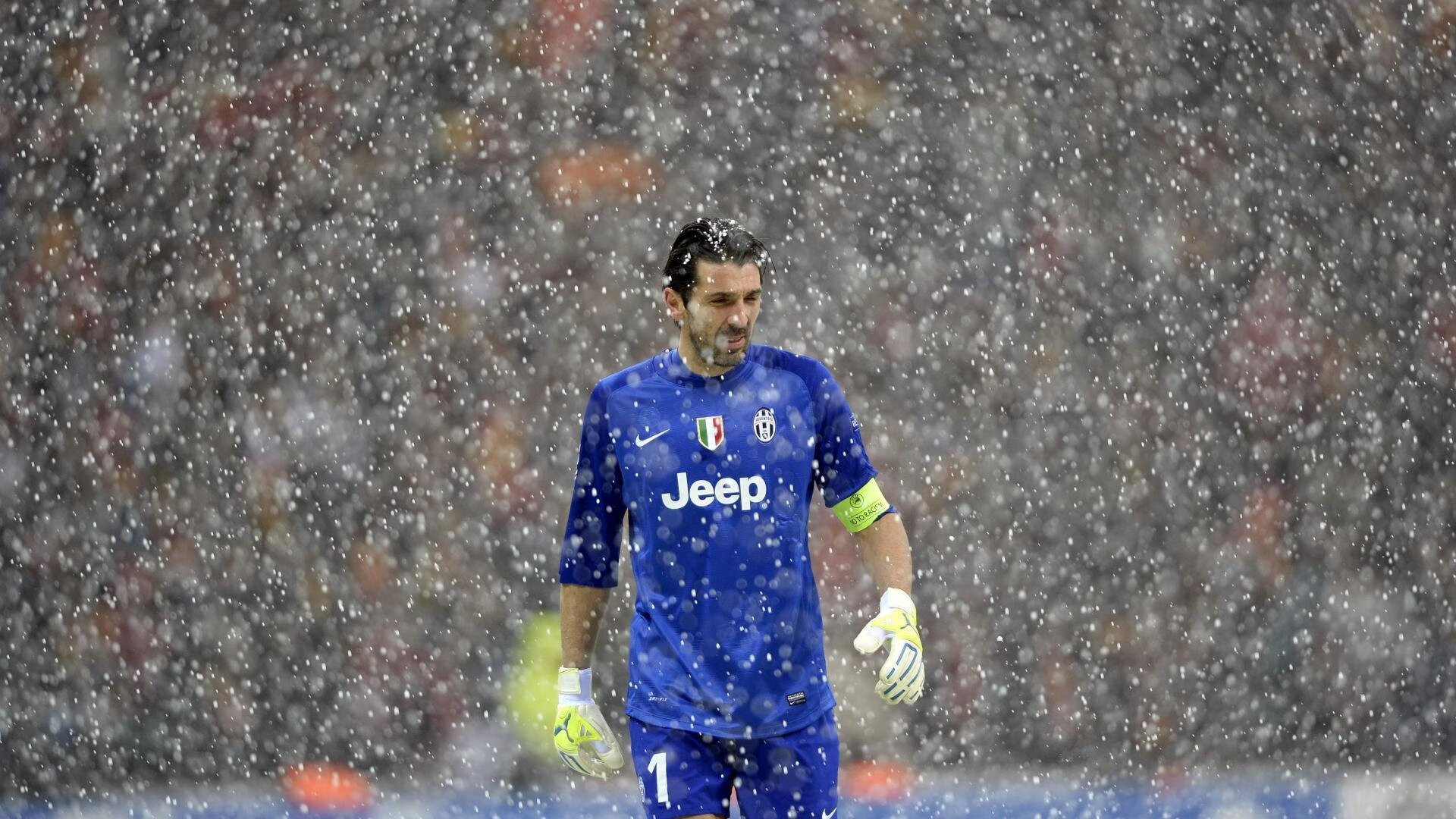 比利时举重选手在比赛中展现出顽强拼搏精神，比利时举重队